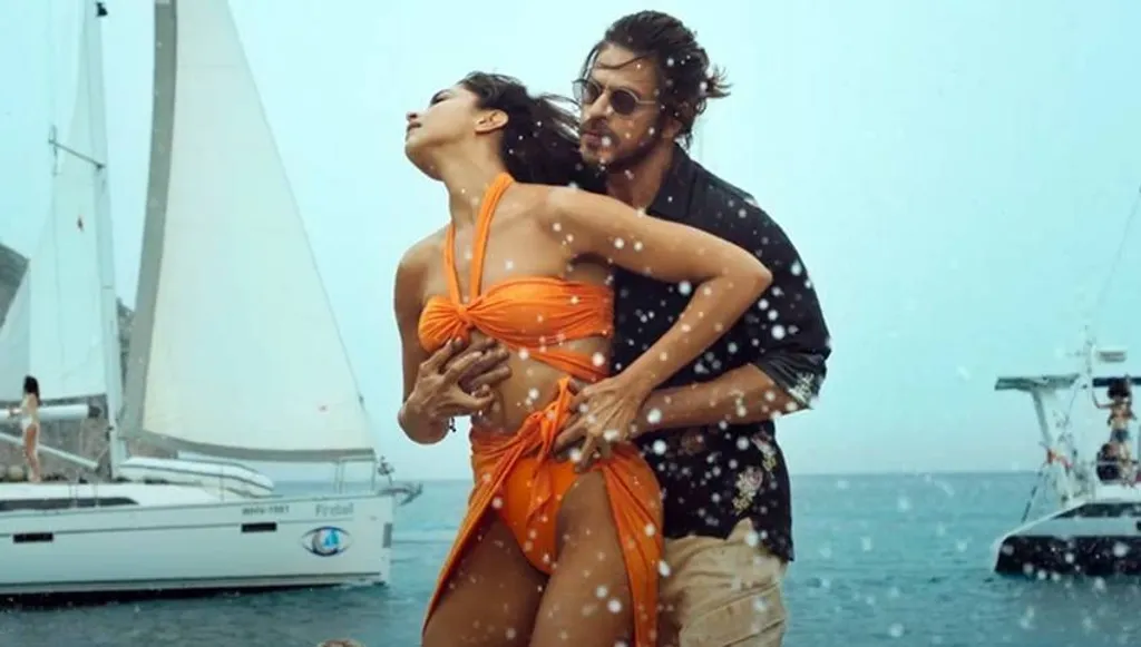 ആർ. എസ്. എസ് കൊടിയെ അപമാനിച്ചു എന്ന രീതിയിൽ ‘പത്താൻ’ സിനിമയിലെ ‘ബേഷരം രംഗ്’ എന്ന പാട്ട് വിവാദമായുകയും മാറ്റം നേരിടേണ്ടി വരികയും ചെയ്തു.