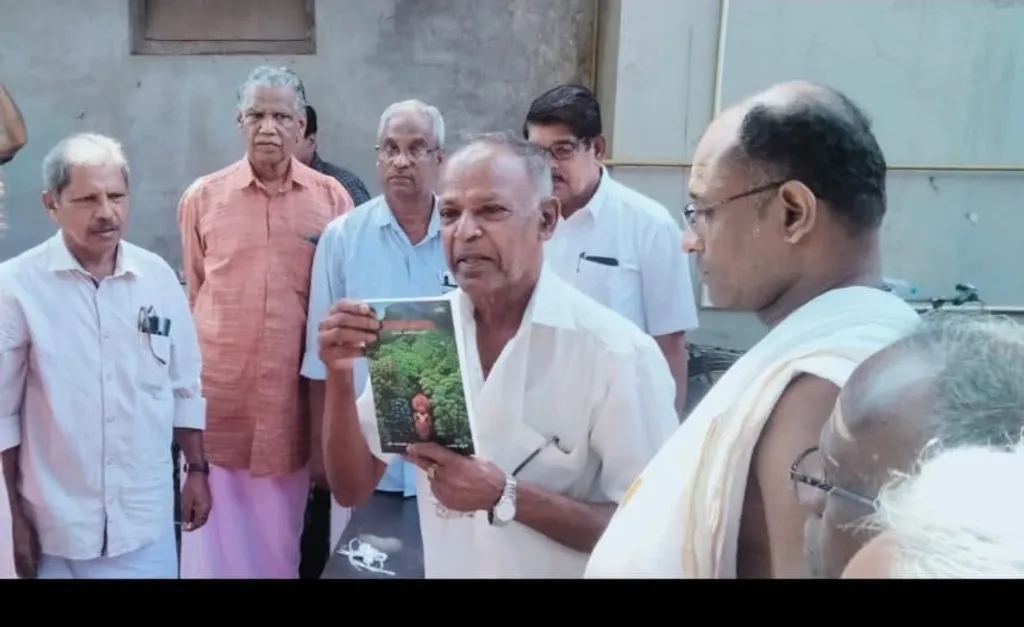 വി.കെ. അനിൽകുമാറിന്റെ ‘ദൈവക്കരു’ എന്ന നോവൽ അതിയടം കുഞ്ഞിരാമൻ പെരുവണ്ണാൻ പ്രകാശനം ചെയ്യുന്നു.