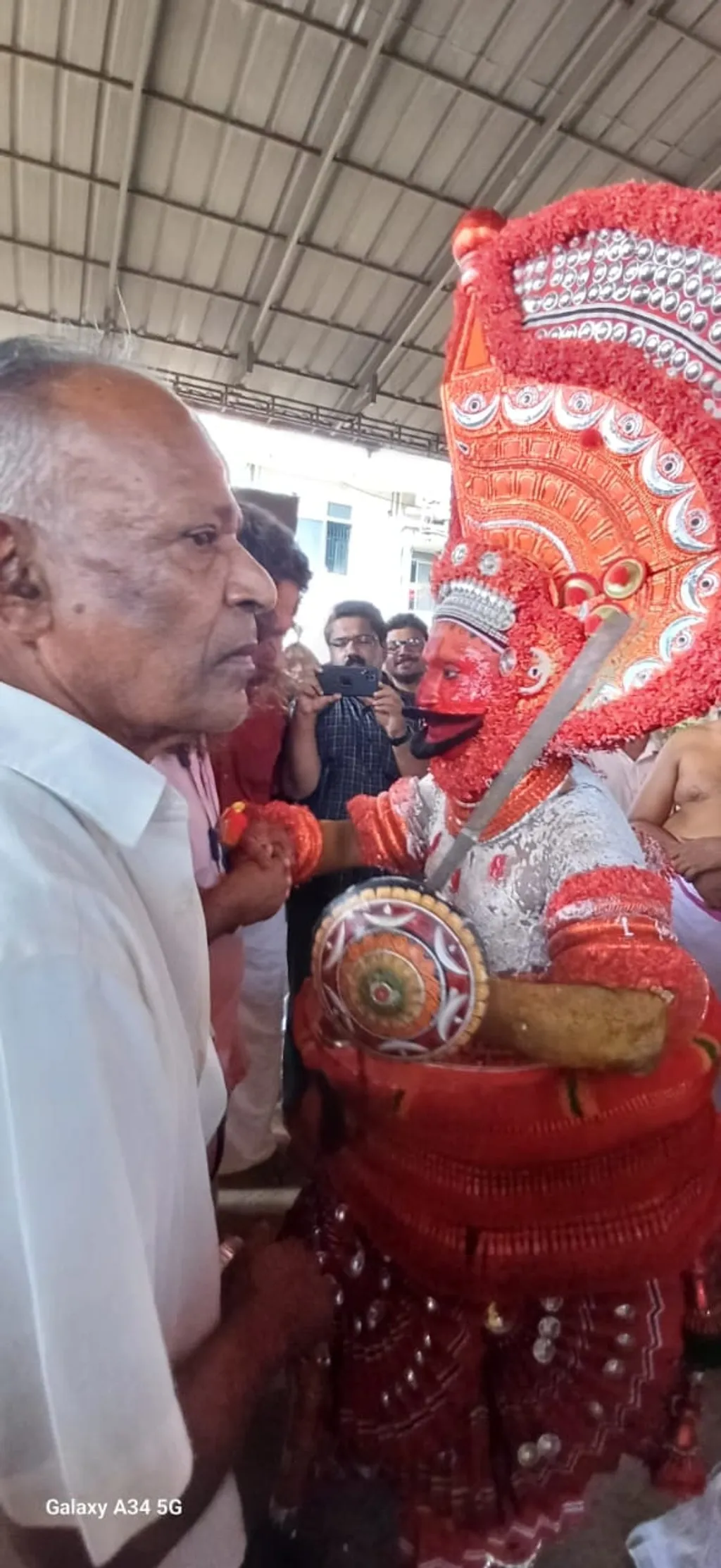 കണ്ണൂർ ജില്ലയിലെ പഴയങ്ങാടിക്കടുത്ത് അതിയടം മുച്ചിലോട്ടുകാവിൽ തുടർച്ചയായി പന്ത്രണ്ട് വർഷങ്ങൾക്കുശേഷം നടക്കുന്ന മൂന്ന് പെരുങ്കളിയാട്ടങ്ങളിൽ മുച്ചിലോട്ട് പോതിയുടെ തിരുമുടിയണിഞ്ഞ  ഒരേയൊരു തെയ്യക്കാരൻ.