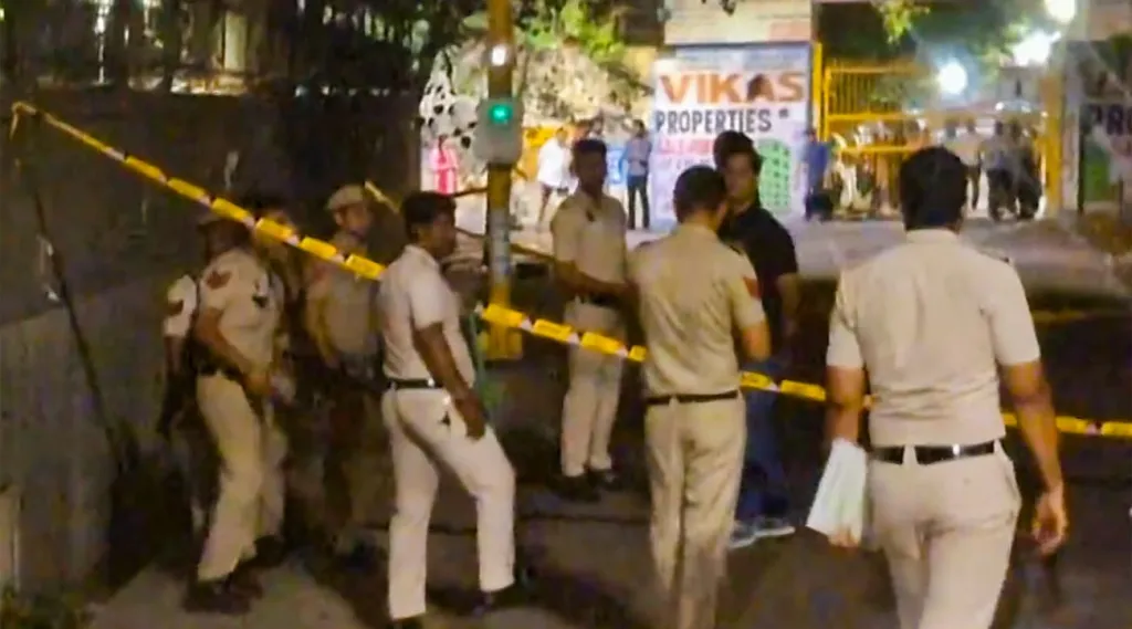 ഈയടുത്ത് വിദ്യാർഥികൾ തിങ്ങിപ്പാർക്കുന്ന വിജയനഗറിലെ ഒരു നോർത്ത് ഈസ്റ്റ് സ്റ്റോർ, പശുവിറച്ചി വിൽക്കുന്നു എന്ന ആരോപണത്തിന്റെ പേരിൽ ആക്രമിക്കപ്പെട്ടു, തുടർന്ന് ആ സ്റ്റോർ പൂട്ടി.