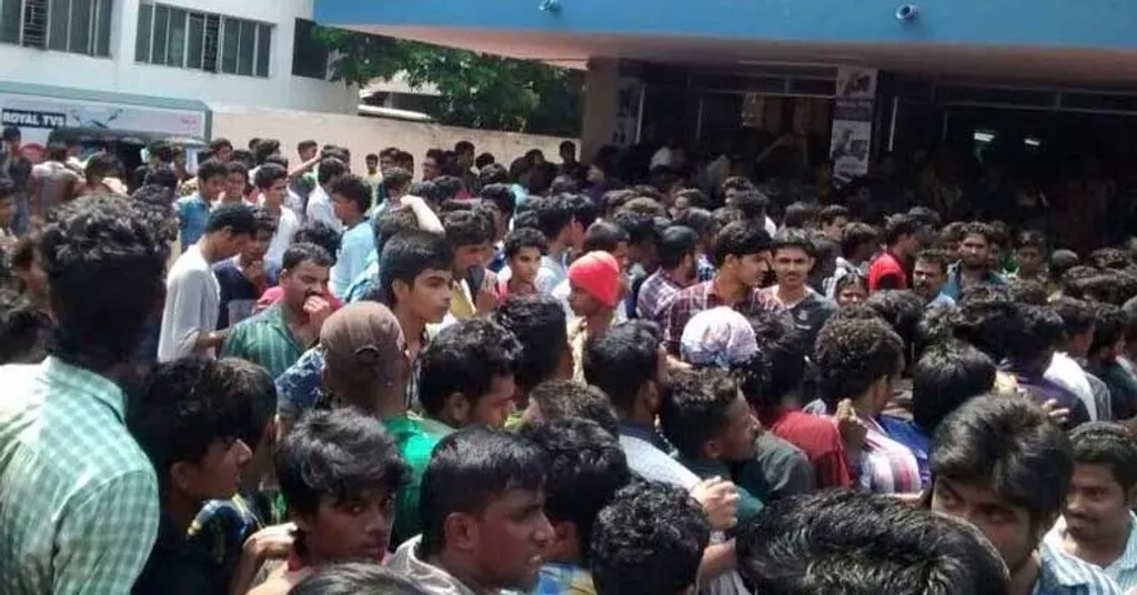 ഒരു വലിയ സിനിമയുടെ റിലീസ് ദിവസമാ ണെങ്കിൽ പലപ്പോഴും ടിക്കറ്റ് കിട്ടാതെ നിരാശനായി മറ്റൊരു ദിവസത്തേക്ക് ടിക്കറ്റ് റിസർവ് ചെയ്ത് മടങ്ങേണ്ട സാഹചര്യവുമുണ്ടാകും. 