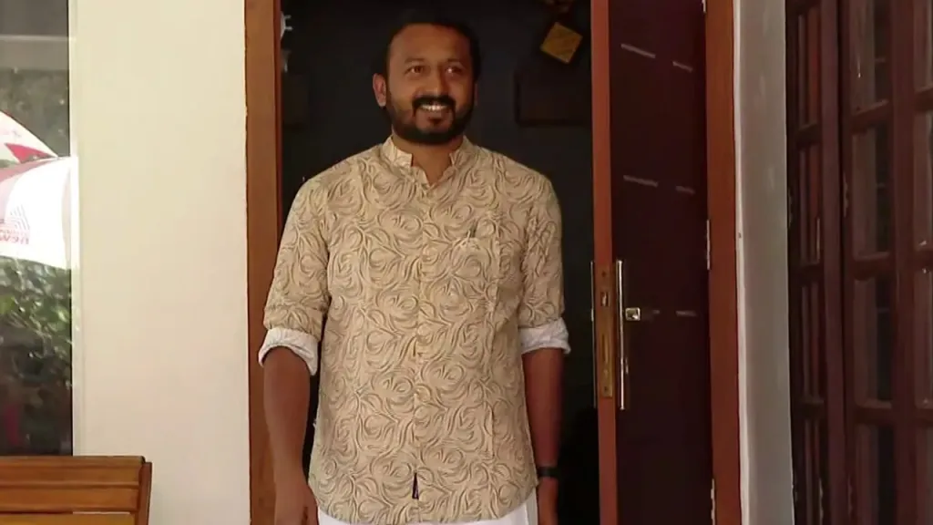 കുറ്റാരോപിതനായ ഒരാൾ അധികാരത്തിൽ തുടരണമോ എന്ന ചോദ്യം ഉയരുന്നുണ്ട്. പരാതിക്കാരികൾ പ്രത്യക്ഷപ്പെട്ടിട്ടില്ല എന്ന ഏകകാരണത്താൽ ചർച്ച അവസാനിപ്പിക്കണമെന്ന ആവശ്യത്തോട് യോജിക്കാനാവുന്നില്ല