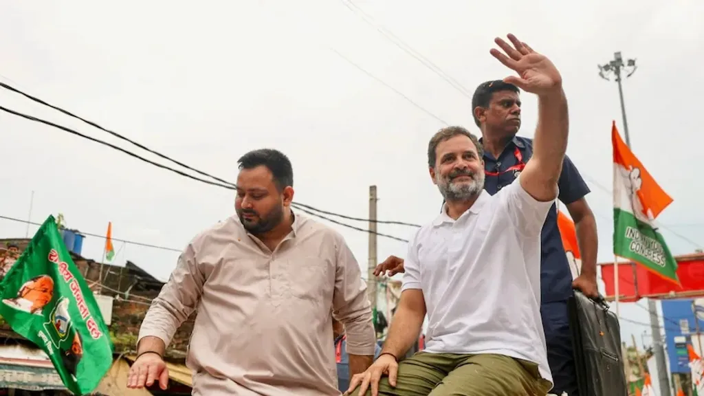 പ്രതിപക്ഷനേതാവ് രാഹുൽ ഗാന്ധിയുടെ നേതൃത്വത്തിൽ ബിഹാറിൽ കഴിഞ്ഞ ദിവസം മുതൽ വോട്ടർ അധികാർ യാത്ര ആരംഭിച്ചിട്ടുണ്ട്. ആർ.ജെ.ഡി നേതാവ് തേജസ്വി യാദവ് അടക്കമുള്ളവർ രാഹുലിനൊപ്പമുണ്ട്.