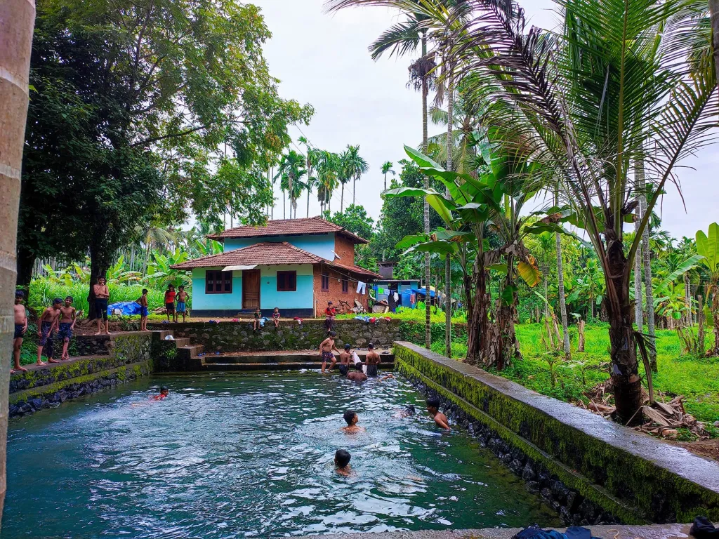 മഴക്കാലത്ത് പുറത്തിറങ്ങാൻ കഴിയാതെ ഒരു അവധിക്കാലം മുഴുവൻ വീട്ടിലിരിക്കേണ്ടിവരിക എന്നത് കുട്ടികളെ സംബന്ധിച്ച് അങ്ങേയറ്റം ബുദ്ധിമുട്ടുള്ള കാര്യമാണ്. /Photo: Facebook, Habeeb Kavanur