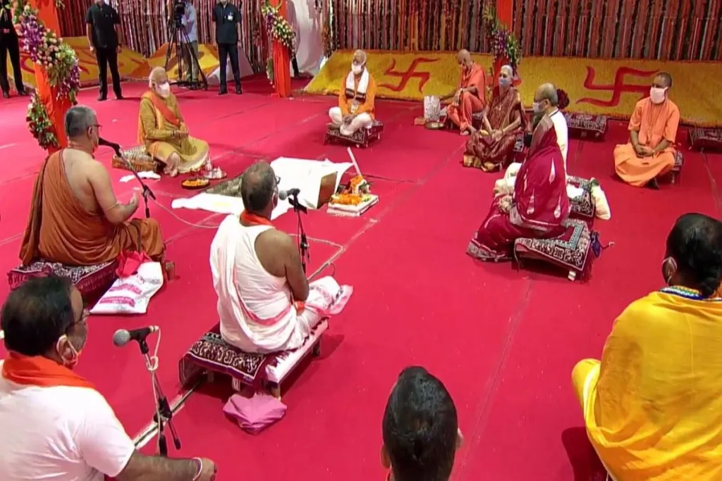 ബാബ്‌റി മസ്ജിദിലേക്കുള്ള മുഖ്യപ്രവേശനവഴിയിൽ രാമപൂജയ്ക്ക് സ്ഥലമനുവദിച്ചും ബ്രിട്ടീഷ് അനുകൂലികളായ ചില സന്ന്യാസികളെ രംഗത്തിറക്കിയും അന്നത്തെ ഫൈസാബാദ് റസിഡണ്ടും കലക്ടറുമെല്ലാം നടത്തിയ ശ്രമങ്ങളെ അയോധ്യയിലെ ജനങ്ങൾ ഒന്നിച്ചുനിന്ന് എതിർത്ത് തോൽപ്പിക്കുകയായിരുന്നു.