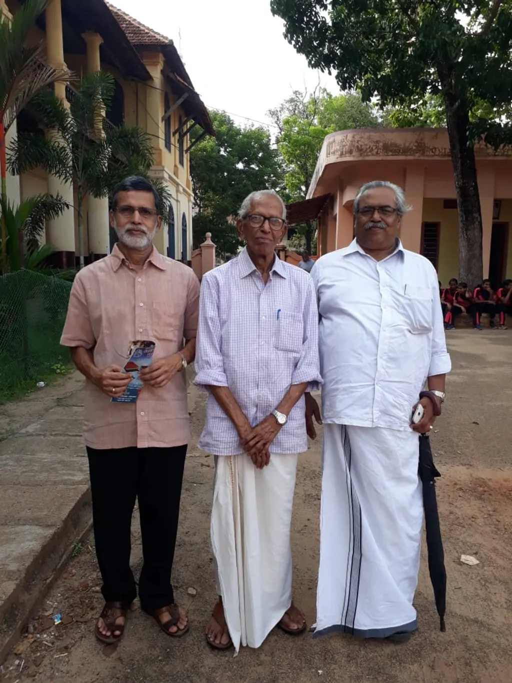 ഡോക്യുമെന്ററി ചിത്രീകരണത്തിനിടെ എം.കെ. സാനുവിനൊപ്പം സംവിധായകൻ കവിയൂർ ശിവപ്രസാദും (വലത്) ഡോ. എസ്. കൃഷ്ണകുമാറും.