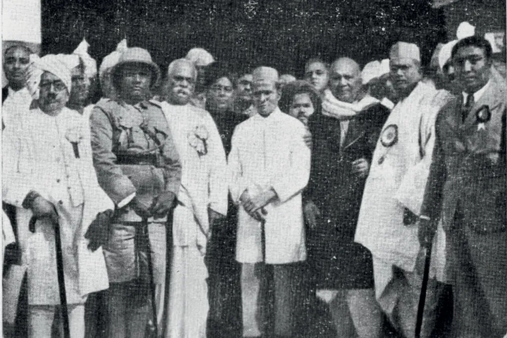 ഗോപാലകൃഷ്ണ ഗോഖലെയുടെ സെക്യുലർ നിലപാടുകൾക്കും ആധുനിക ദേശീയ സങ്കൽപങ്ങൾക്കുമെതിരെ കോൺഗ്രസിനകത്തും പുറത്തുമുള്ള ഹിന്ദുവർഗീയവാദികൾ നടത്തിക്കൊണ്ടിരുന്ന കടന്നാക്രമണങ്ങൾക്ക് പ്രത്യയശാസ്ത്ര പരിസരമൊരുക്കിക്കൊടുത്തത് ലാലാലാൽചന്ദിനെ പോലുള്ള ബ്രിട്ടീഷ് ഏജന്റന്മാരായ ഹിന്ദുത്വവാദികളാണ്. 