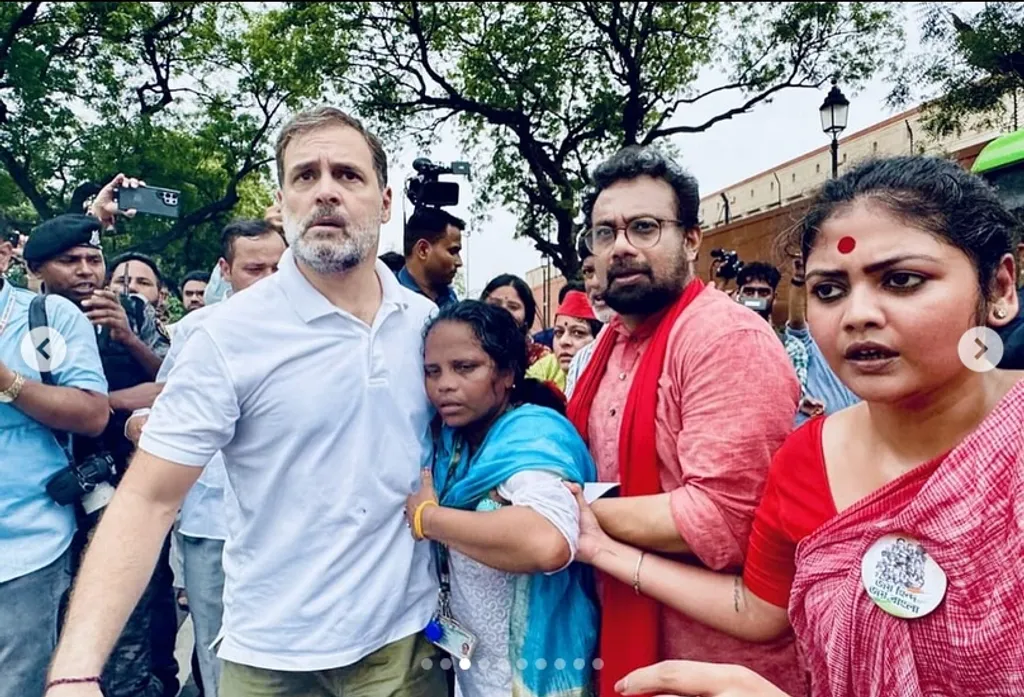 വോട്ട് മോഷണത്തിനെതിരെ ദൽഹിയിൽ ഇന്ത്യ മുന്നണി എം.പിമാർ നടത്തിയ പ്രകടനത്തിനിടെ കുഴഞ്ഞുവീണ തൃണമൂൽ കോൺഗ്രസ് എം.പി മിതാലി ബാഗിനെ ചേർത്തുപിടിച്ച് രാഹുൽ ഗാന്ധിയും ജോൺ ബ്രിട്ടാസും.