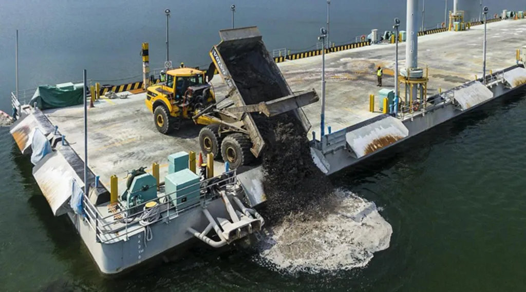 സെമാക്കാവ് ലാൻഡ്ഫിൽ മാലിന്യ നിർമാർജന കേന്ദ്രമെന്നതിനേക്കാളുപരി ഇന്ന് ഒരു പാരിസ്ഥിതിക സങ്കേതമാണ്. Image source: Photo: NEA, via The Straits Times — “Can Semakau Landfill’s lifespan be extended with full capacity looming?” (Published Nov 13, 2023).