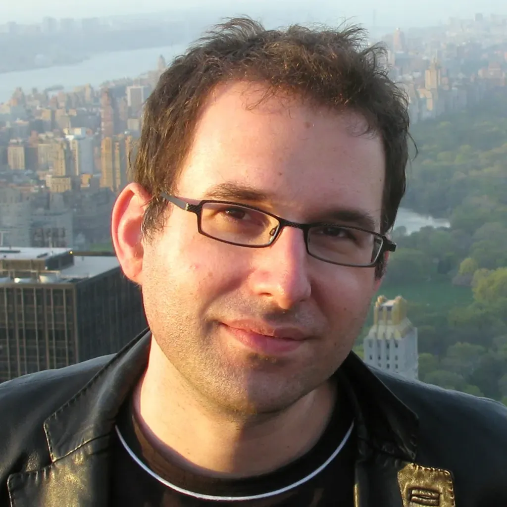 സ്റ്റെഫ് ക്രാപ്‌സ് പ്രസിദ്ധീകരിച്ച ‘അധിനിവേശാനന്തര സാക്ഷ്യപ്പെടൽ’ (Post- colonial Witnessing) എന്ന ടെക്സ്റ്റ്, ട്രോമ തിയറിയിൽ ആവശ്യം വേണ്ടിവരുന്ന മാറ്റങ്ങൾ പ്രകാശിപ്പിക്കുന്നു. 