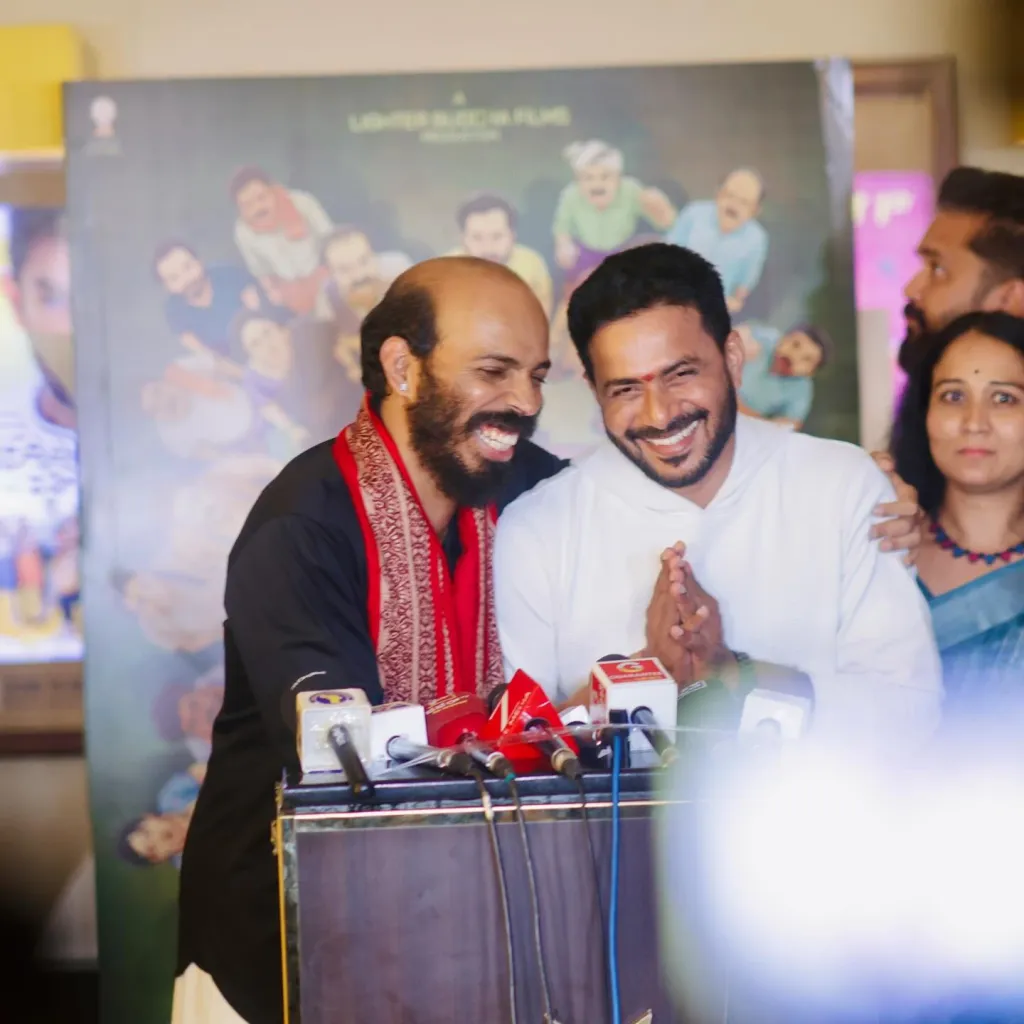 രാജ് ബി ഷെട്ടിക്കൊപ്പം ചിത്രത്തിൻെറ സംവിധായകനും പ്രധാന നടനുമായ ജെ.പി. തുമിനാട്, അഭിനേതാക്കളായ ഷനീൽ ഗൗതം, സന്ധ്യ അരകരെ എന്നിവർ. 