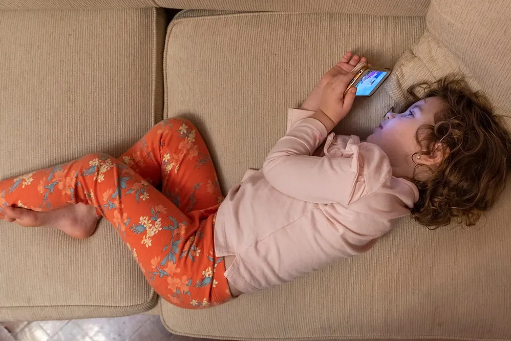  അമിതമായ ഡിജിറ്റൽ ഉപയോഗം മൂലം കുട്ടികളിലുണ്ടാകുന്ന 'വെർച്വൽ ഓട്ടിസം' എന്ന അവസ്ഥയെക്കുറിച്ചുള്ള ചർച്ചകൾ ഒക്കെ സമീപകാലത്ത് മാധ്യമങ്ങളിലും സജീവമാണ്.