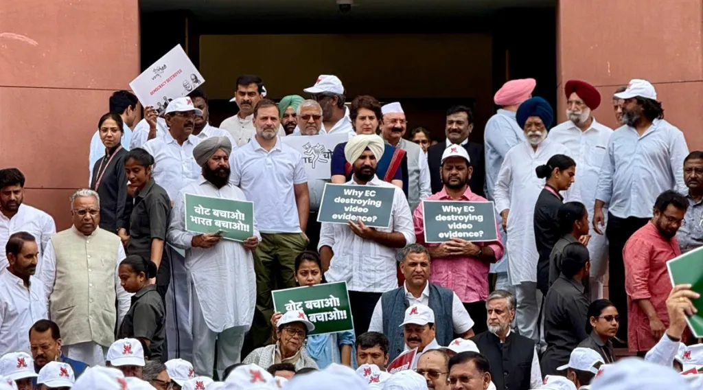 എസ്ഐആർ കേരളത്തിൽ ചില പൗരസമൂഹ സംഘടനകളെ ഒഴിച്ചാൽ, പ്രധാന രാഷ്ട്രീയ പാർട്ടികളുടെ നേതൃത്വത്തിൽ ഒരു മുഖ്യ രാഷ്ട്രീയ പ്രചാരണ വിഷയമായി മാറിയിട്ടില്ല. എൽഡിഎഫ് 2025 ഒക്ടോബർ 21 മുതൽ ഒരാഴ്ച നീണ്ടുനിൽക്കുന്ന പ്രചരണം ആരംഭിച്ചിരിക്കുകയാണ്. ആദ്യ ഘട്ടത്തിൽ വോട്ട് ചോരി വിഷയം ഉയർത്തിയെങ്കിലും കോൺഗ്രസ് നിസ്സംഗത തുടരുന്നു.