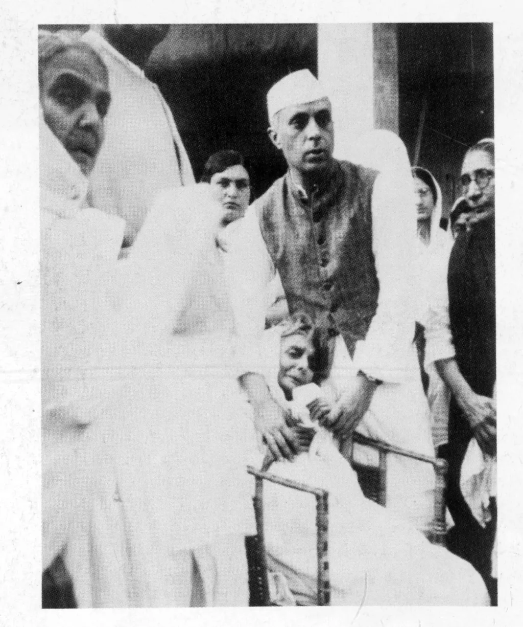 കമലയുടെ മരണശേഷം അമ്മ സ്വരൂപ് റാണിയെ ആശ്വസിപ്പിക്കുന്ന നെഹ്‌റു.