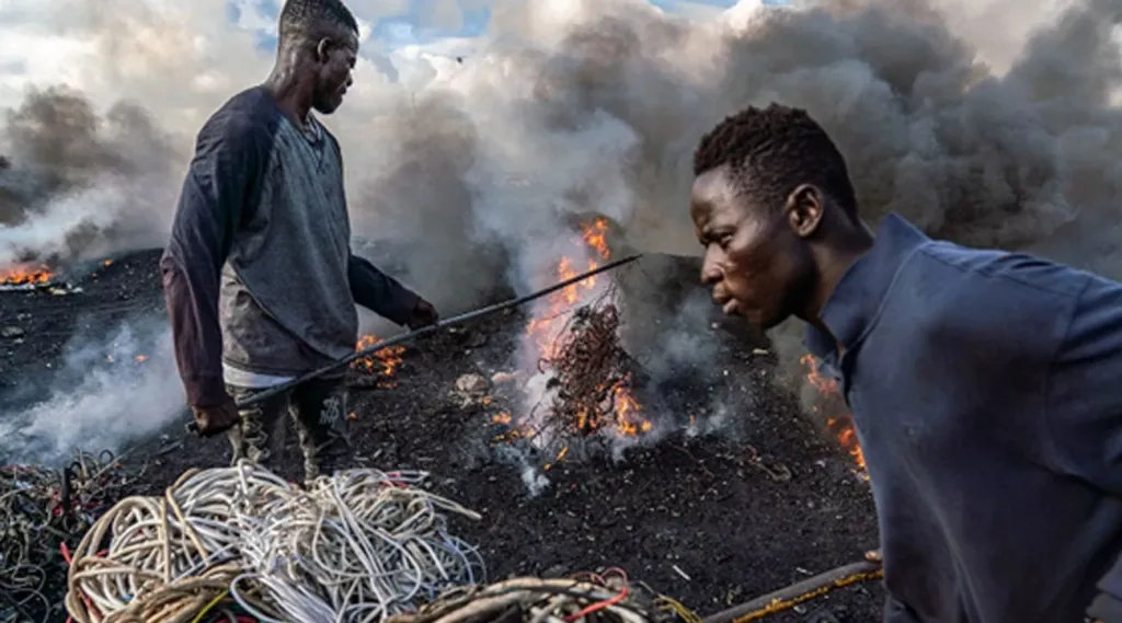 ആഫ്രിക്കയിലെ ഘാനയിലെ അഗ്‌ബോഗ്‌ബ്ലോഷി ലോകത്തിലെ ഏറ്റവും വലിയ ഇ- മാലിന്യ ഡമ്പിംഗ് കേന്ദ്രങ്ങളിൽ ഒന്നാണ്. (Scrappers in Agbogbloshie. Explanders, Image source: Chasant, M. 2021, March 25; updated 2022, June 4). 