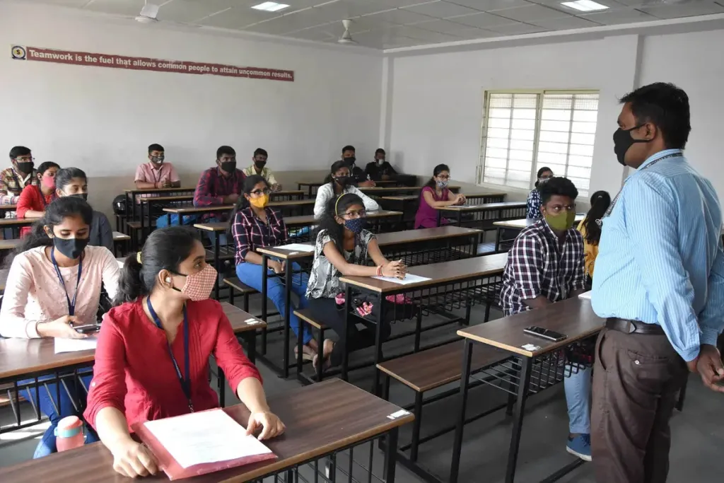 എയ്‌ഡഡ് മേഖലയിലെ കോളേജുകളിൽ ഭൂരിഭാഗവും ജാതി-മത മാനേജ്‌മെന്റുകളുടെ നിയന്ത്രണത്തിലായത് സാമൂഹിക അധികാരത്തിന്റെ പുനരുൽപാദനത്തിന് കാരണമായി. 