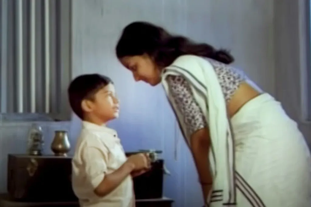 ഒന്നാം ക്ലാസുകാരനായ അപ്പുവിനെ ലോകം കാണുന്നതും അപ്പു ലോകത്തെ കാണുന്നതും തമ്മിലെ ബലാബലമാണ് ‘ഓപ്പോൾ’ (1980) തിരക്കഥ. 