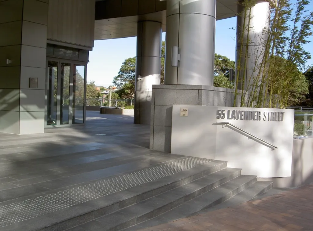  മലയാളം തന്നെ കഷ്ടി, പിന്നെങ്ങനെ ഇംഗ്ലീഷ് പുഷ്ടിപ്പെടും എന്ന വീണ്ടുവിചാരത്തിൽ Australian Writers' Centre- ൽ ട്യൂഷൻ പോകാൻ തുടങ്ങിയിരിക്കുന്ന ഇടവേളയിലാണ് മാവേലിചിന്തകൾ ഘനീഭവിക്കുന്നതും, പിന്നെ പെയ്തിറങ്ങുന്നതും. 