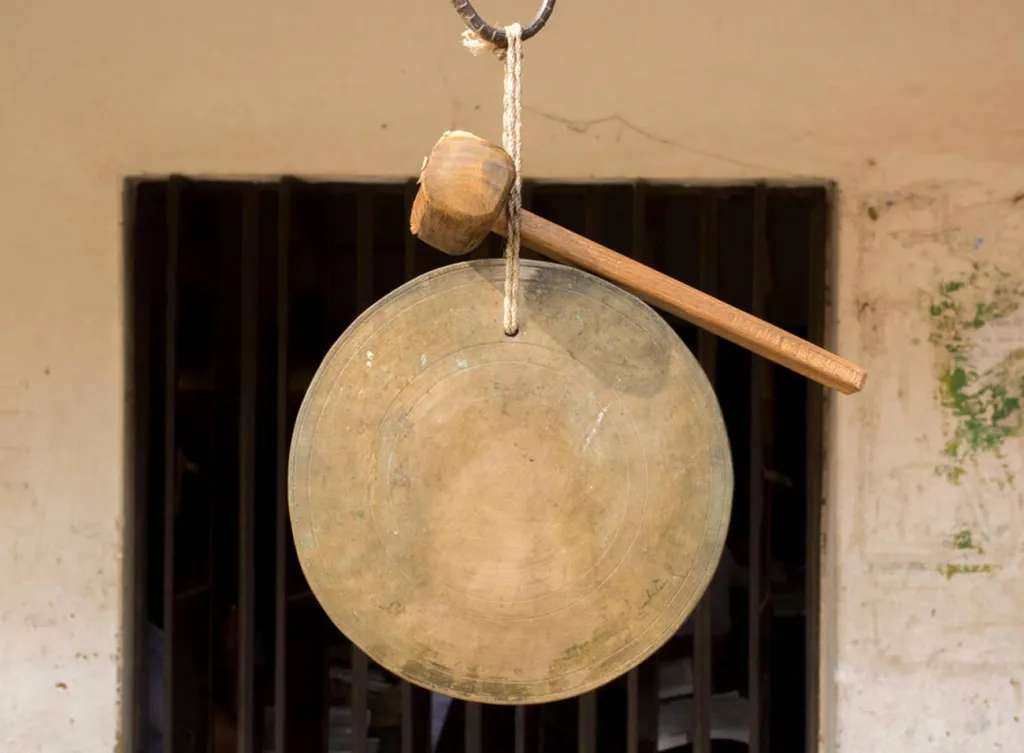 ഒരു ദിവസം കോളേജിൽ വൈകിയെത്തിയതിന് തന്നെ ക്ലാസ്സിൽ നിന്ന് ടീച്ചർ പുറത്താക്കി. മണി അടിച്ചശേഷമാണ് താൻ അന്ന് ക്ലാസ്സിലെത്തിയത്. അന്നുമുതൽ തനിക്ക് ആ 'മണി’യോട് വല്ലാത്ത പക തോന്നി. ഒരവസരം കിട്ടിയപ്പോൾ ആ മണി എടുത്തുകൊണ്ടു പോയി.