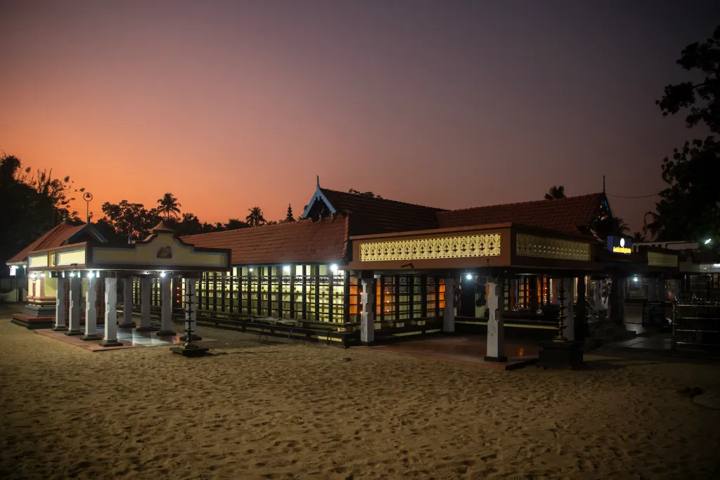 കണ്ണാടിപ്രതിഷ്ഠ ഉൾക്കൊള്ളുന്ന അമ്പലം രാത്രിയിൽ മനോഹരമായി തോന്നി. 