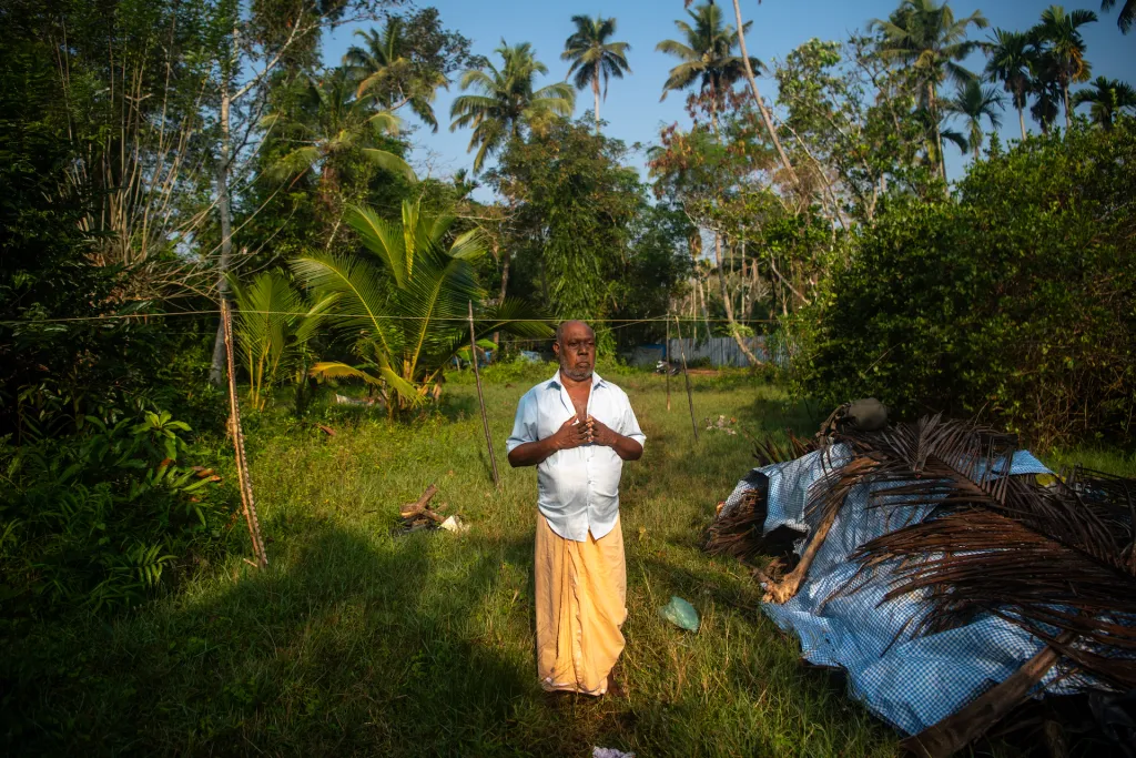 പത്മനാഭൻ. ശ്രീനാരായണഗുരു കളവംകോട് അമ്പലത്തിൽ പ്രതിഷ്ഠക്കെത്തിയത് വയലാർ കായലിലൂടെയാണ്. അമ്പലത്തിനുസമീപത്തെ കടവിലാണ് ഗുരു ഇറങ്ങിയത്, 1927 ജൂൺ 13-ന്. കടവിലിറങ്ങി നടക്കുമ്പോൾ ഗുരുവിനെ കൈപിടിച്ചു സ്വീകരിച്ച മാധവന്റെ മകനാണ് പത്മനാഭൻ. അച്ഛൻ പറഞ്ഞ കാര്യങ്ങൾ ഓർത്തെടുക്കാൻ പറഞ്ഞപ്പോൾ, ആ കടവിൽ നിന്നിരുന്ന പത്മനാഭന്റെ കണ്ണ് നിറഞ്ഞു.