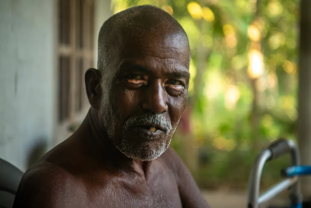 ഗുരുവിനെ പിന്തുടരുന്ന തമ്പാൻ. ഇദ്ദേഹത്തിന്റെ പിതാവ് സി.കെ. രാമഭദ്രൻ കുമാരനാശാന്റെ കൃതികൾ വില്പന നടത്തിയാണ് ഉപജീവനം നടത്തിയിരുന്നത്. 