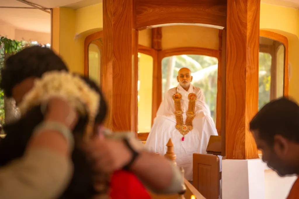 നാരായണഗുരു സഞ്ചരിച്ച വഴികൾ അറിഞ്ഞറിഞ്ഞുള്ള ഒരു യാത്രയുടെ ഭാഗമായാണ് കണ്ണാടി അമ്പലത്തിലെത്തിയത്.