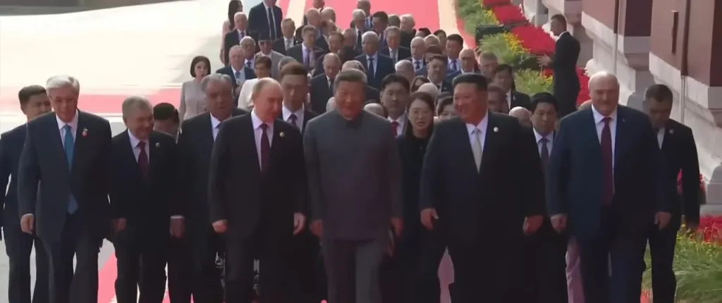 പരേഡിൽ പങ്കെടുക്കുവാൻ രണ്ടാം ലോകമഹായുദ്ധത്തിൽ ഏറ്റവും കൂടുതൽ ആളുകൾ കൊല്ലപ്പെട്ട സോവിയറ്റ് യൂണിയൻ, ചൈനയിൽ അരങ്ങേറിയതിന് സമാനമായ അതിക്രമങ്ങൾക്ക് സാക്ഷ്യം വഹിക്കേണ്ടി വന്ന കൊറിയൻ ഉപഭൂഖണ്ഡം എന്നിവയെ പ്രതിനിധീകരിച്ചുകൊണ്ടാണ് പുടിനും കിമ്മും ഈ ചടങ്ങിൽ പങ്കെടുത്തത്. 