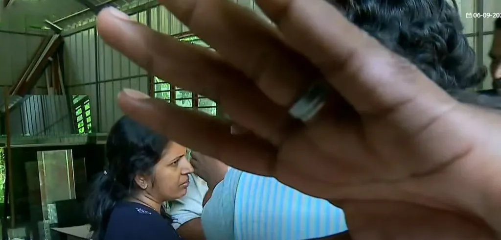 തങ്ങളുടെ സെക്രട്ടറിയെ കയ്യേറ്റം ചെയ്ത സി ഐക്കെതിരെ ആ സ്റ്റേഷനിലേക്ക് അന്ന് വൈകീട്ട് പ്രതിഷേധ ജാഥ നടത്തേണ്ട പാർട്ടിയാണ് അയാളെ ബലംപ്രയോഗിച്ചു നിശ്ശബ്ദനാക്കുന്നത്. 