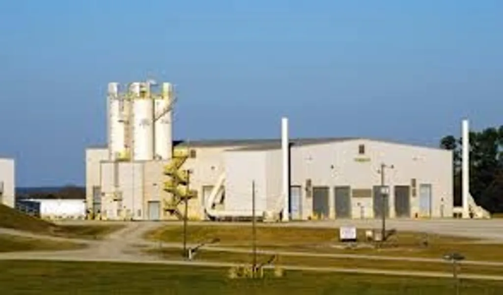 1970-കളിൽ Waste Management Inc. എമെൽ, അലബാമയിൽ അമേരിക്കയിലെ ഏറ്റവും വലിയ ഹസാർഡസ്സ് വേസ്റ്റ് ലാൻഡ് ഫിൽ സ്ഥാപിച്ചു. ഗ്രാമത്തിലെ ഭൂരിഭാഗം ജനങ്ങളും ദാരിദ്ര്യരേഖയ്ക്കു താഴെയാണ്. 