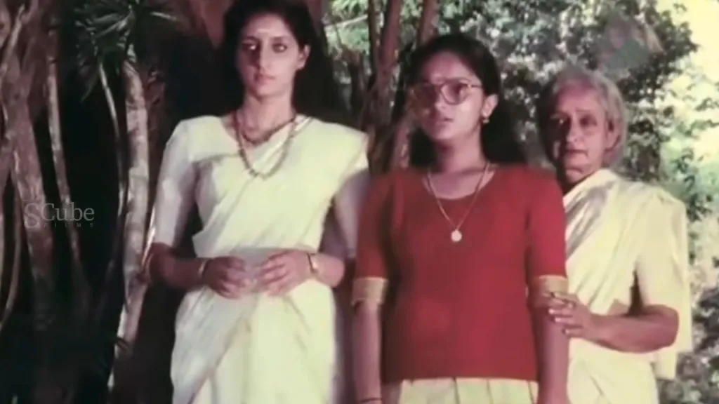 ജാനകിക്കുട്ടി ഹൈസ്കൂൾ കുട്ടിയാണ്. അവൾക്ക് സംസാരിക്കാൻ കിട്ടുക മുത്തശ്ശിയെയാണ്. ഗാർഹിക പീഡന രക്തസാക്ഷിയാണ് ജാനകിക്കുട്ടി മിണ്ടാനും കളിക്കാനും കൂട്ടിന് കണ്ടെത്തുന്ന യക്ഷി.