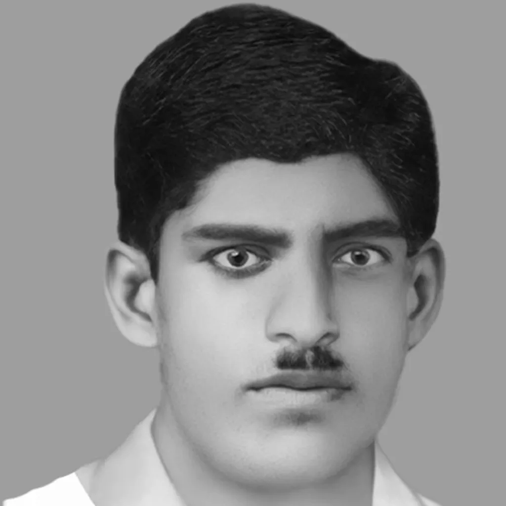 ഐ. എൻ. എ യിലെ സൂയ്സൈഡ് സ്ക്വാഡിലേയ്ക്ക് തിരഞ്ഞെടുക്കപ്പെട്ട 32 പേരിൽ 13 മലയാളികൾ ഉണ്ടായിരുന്നു. അവരിലൊരാളായിരുന്നു വക്കം ഖാദർ.