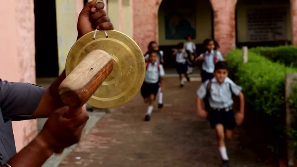 ക്ലാസ് മുറികളെ, സ്കൂളിനെ, അധ്യാപകരെ, കുട്ടികളെ - എല്ലാം നിയന്ത്രിക്കുന്ന, തീർത്തും ഒരു 'അധികാരി’യായ മണിക്ക് - സർഗാത്മക വിദ്യാഭ്യാസത്തിൽ എന്താണ് കാര്യമെന്ന് ചിന്തിച്ചാൽ, അവരെ നമുക്ക് കുറ്റപ്പെടുത്താൻ കഴിയുമോ?