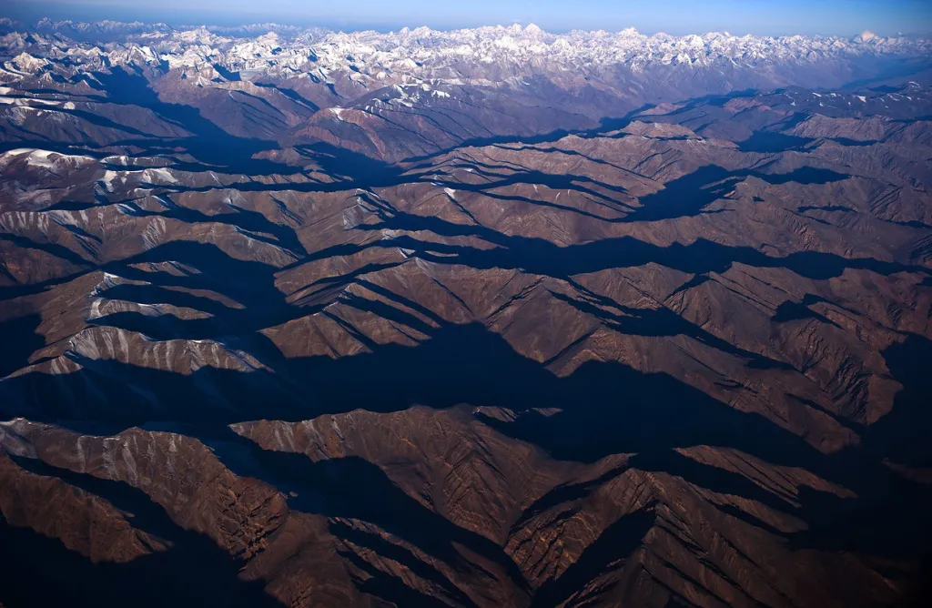 പുതുതായി സ്വാതന്ത്ര്യം പ്രാപിച്ച രാജ്യങ്ങൾ ചേർന്ന് വൻശക്തി മേധാവിത്വത്തിനെതിരായി രൂപപ്പെടുത്തിയ ചേരിചേരാ പ്രസ്ഥാനത്തിന്റെ ശക്തിസ്വരൂപങ്ങളായിരുന്ന ഇന്ത്യയെയും ചൈനയെയും തമ്മിലടിപ്പിക്കാനുള്ള നീക്കങ്ങളാണ് സി.ഐ.എ നടത്തിയത്. 