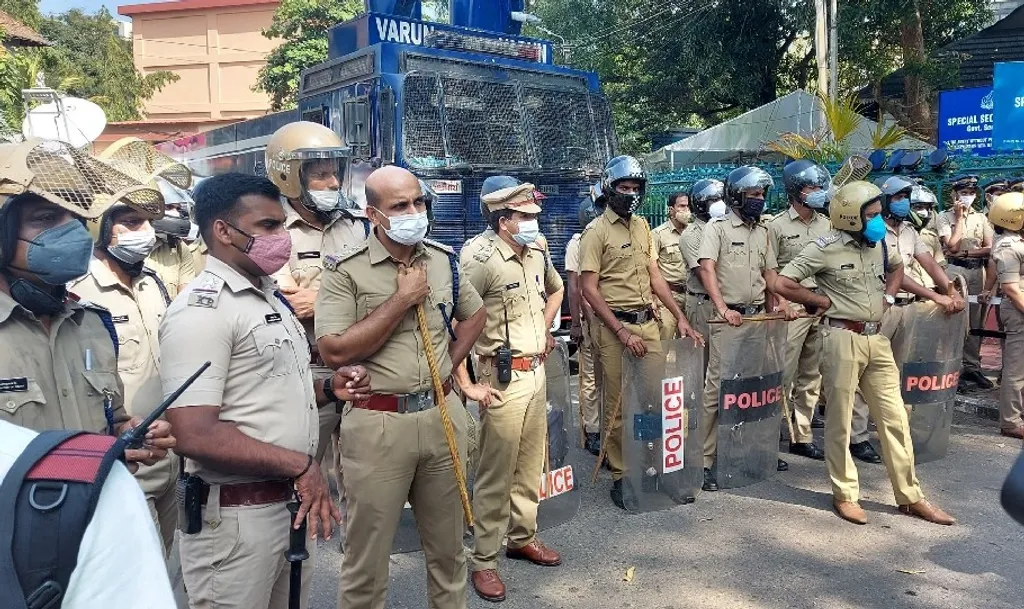 കഴുത്തടിച്ചടിക്കാനും തലയടിച്ചു പൊട്ടിക്കാനും നാഭി കലക്കാനും പല്ലുകൾ ഇളക്കാനും ഒരു സമരസ്ഥലത്തും പോലീസുകാർ തയ്യാറാവില്ല. അപ്പുറത്ത് മനുഷ്യരാണെന്ന ബോധം ഉള്ളിലുണ്ടാവും. 