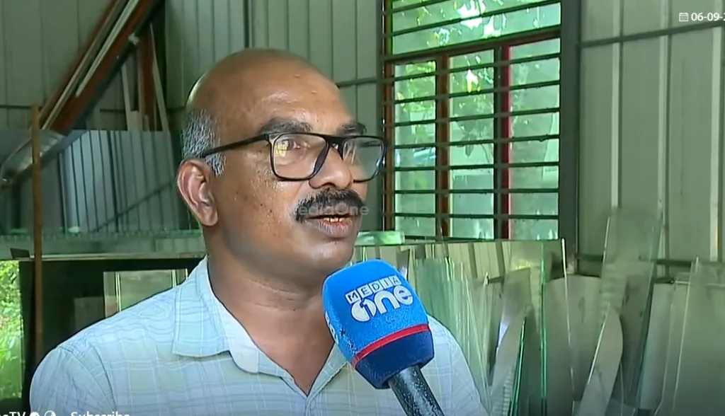 സി.പി.എം നെടുമ്പന നോര്‍ത്ത് ലോക്കല്‍ സെക്രട്ടറി സജീവ് ചാത്തന്നൂര്‍. ഒരു domestic violence കേസിൽ പരാതിക്കാരിയെ സഹായിക്കാനെത്തിയ പൊതുപ്രവർത്തകനായ തന്നെയും പരാതിക്കാരിയെയും ആക്ഷേപിച്ചത് ചോദ്യം ചെയ്തപ്പോഴാണ് പൊലീസ് മർദ്ദനമുണ്ടായതെന്ന് അദ്ദേഹം പറയുന്നു. 