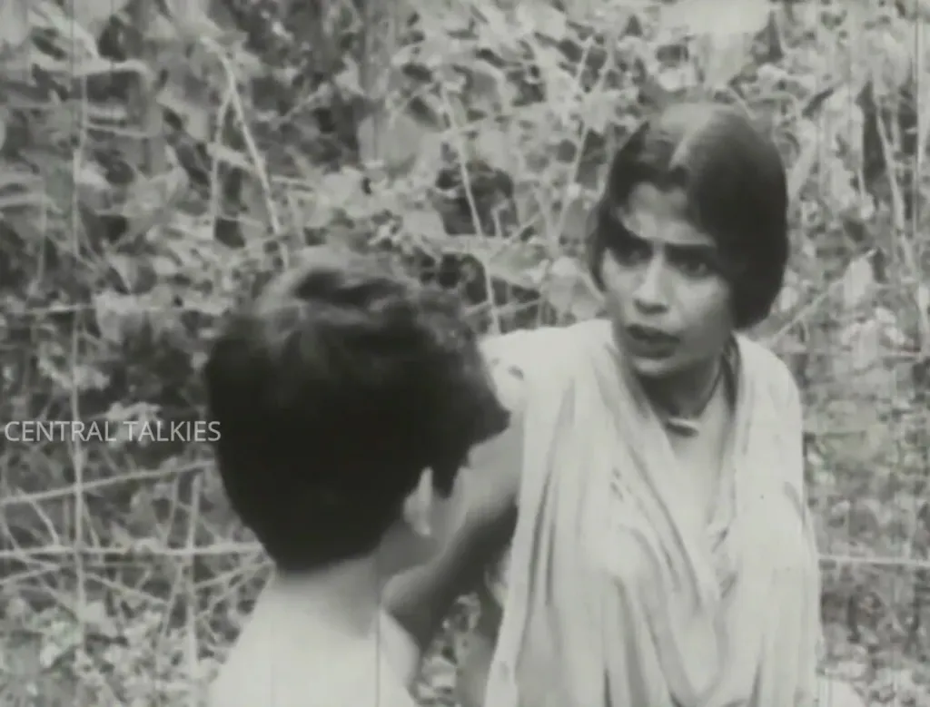 കുട്ട്യേടത്തിയോട് കാട്ടുന്ന അരുതായ്കകളോട് ചെറിയ കുട്ടിയായ വാസുവിനാണ് അമർഷമുള്ളത്.