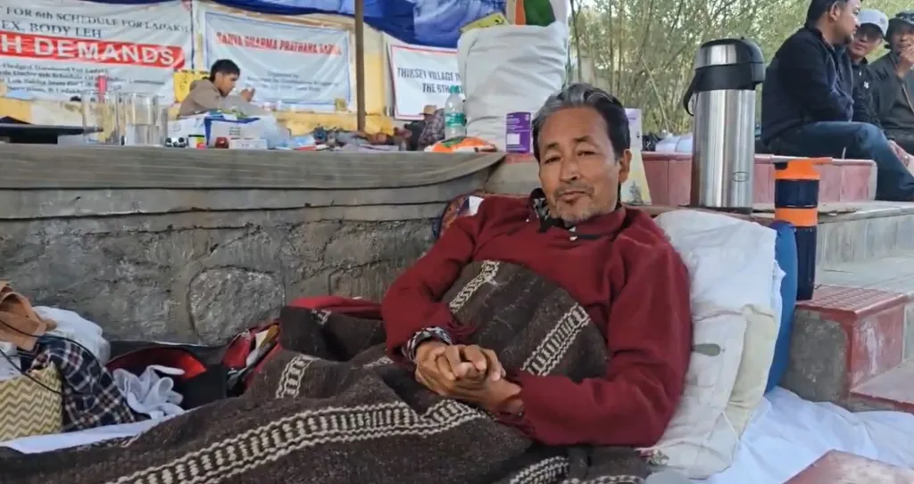 നേപ്പാളിൽ നടന്ന ജെൻ-സി പ്രക്ഷോഭത്തിന് സമാനമായ സമരങ്ങളാണ് ലേയിൽ നടന്നതെന്നാണ് മാധ്യമങ്ങൾ റിപ്പോർട്ട് ചെയ്തത്. മേഖലയെ ആറാം ഷെഡ്യൂളിൽ ഉൾപ്പെടുത്തണമെന്നടക്കം ആവശ്യപ്പെട്ടുകൊണ്ട് ഏകദേശം 15 ദിവസത്തോളമായി സോനം വാങ്ചുക്ക് നിരാഹാരസമരം തുടരുന്നുണ്ടായിരുന്നു. ഇതാണ് സമരക്കാർക്ക് ഊർജ്ജം പകർന്നത്. 