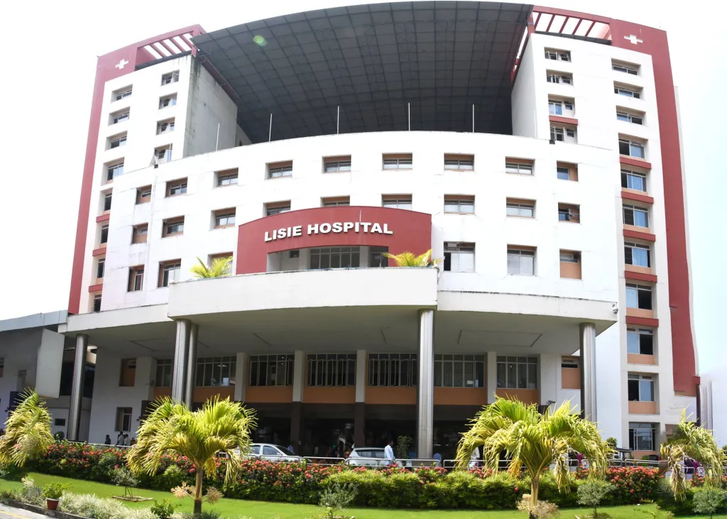 കഴിഞ്ഞ 50 വർഷങ്ങളായി പുട്ടപർത്തിയിൽ സത്യസായിബാബയുടെ പേരിൽ പണം വാങ്ങുന്ന കൗണ്ടറില്ലാതെ ഒരു ആശുപത്രി നടത്തുന്നുണ്ട്. ഇത്രയും സ്വത്തും പണവും ഭൂമിയും ജനങ്ങളുമുള്ള ഇന്ത്യൻ കത്തോലിക്കാ സഭയ്ക്ക് അത് ആലോചിക്കാൻ പോലും പറ്റിയിട്ടില്ല. 