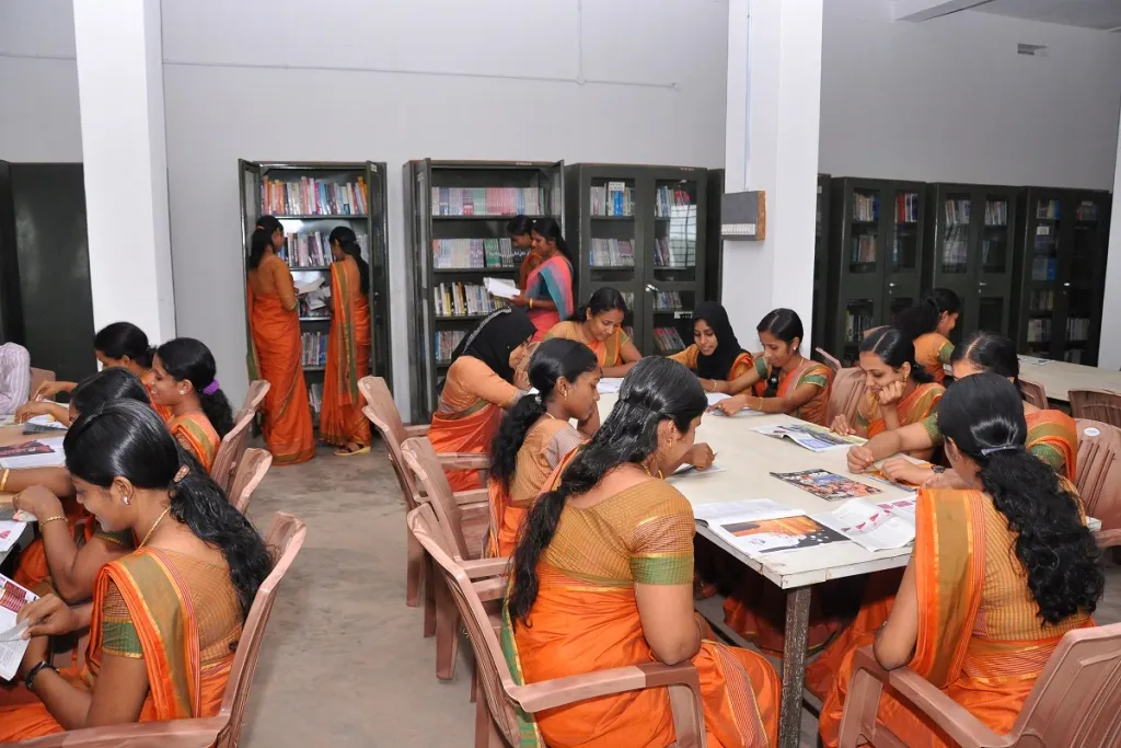 കേരളത്തിലെ ഡിപ്ലോമ ഇൻ എലമെന്ററി എജ്യുക്കേഷൻ (D.El.Ed), ബി.എഡ് പോലുള്ള അധ്യാപക പരിശീലന കോഴ്‌സുകൾ രണ്ട് വർഷം നീണ്ടുനിൽക്കുന്ന, അതീവ ഗൗരവമേറിയ പ്രൊഫഷണൽ പ്രോഗ്രാമുകളാണ്. 