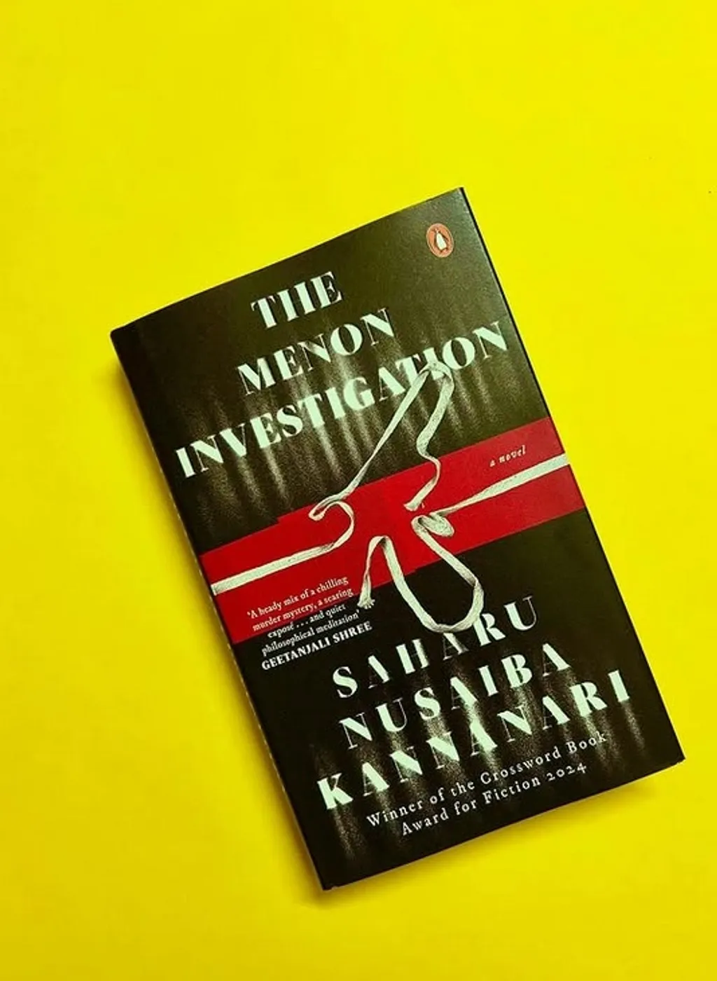 കറുത്ത ചർമത്തിന്റെ  കാരണത്താൽ അപകർഷത ഉള്ളിൽപേറിനടക്കുന്ന വിജയ് മേനോൻ എന്ന പോലീസ് ഐ.ജിക്ക് ബദലായി മാവോവാദി പുരോഗമന മേനോനെയും പ്രതിഷ്ഠിക്കുന്നുണ്ട് ആഖ്യാനത്തിന്റെ നടുത്തളത്തിൽ. 
