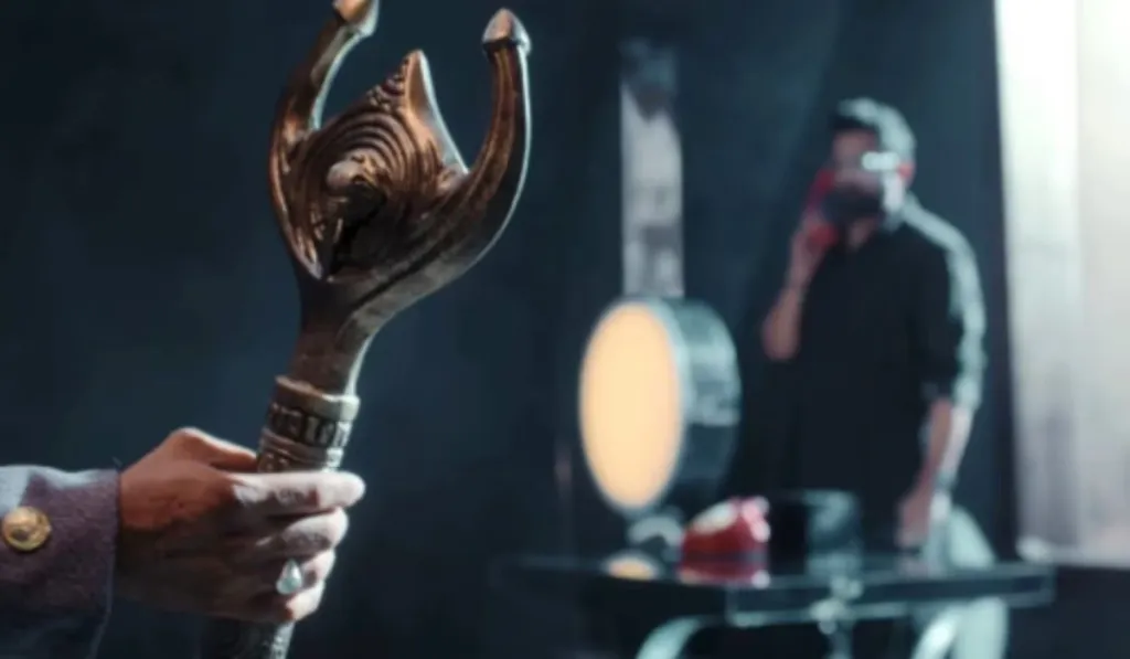 ചിലരെങ്കിലും പറയുന്നതുപോലെ കള്ളിയങ്കാട്ട് നീലിയുടെ (പാർശ്വവത്കൃത സ്വത്വത്തിൻ്റെ) പ്രതിരോധമോ പ്രതിനിധാനമോ ആണ് സിനിമയെങ്കിൽ അതിന് വിരുദ്ധമായി "ലോ പ്രൊഫൈൽ" കീപ്പ് ചെയ്യാൻ പറയുന്ന മൂത്തോൻ്റെ അടിമയായാണ് സിനിമയിൽ നീലി അഥവാ ചന്ദ്രയുള്ളത്. 