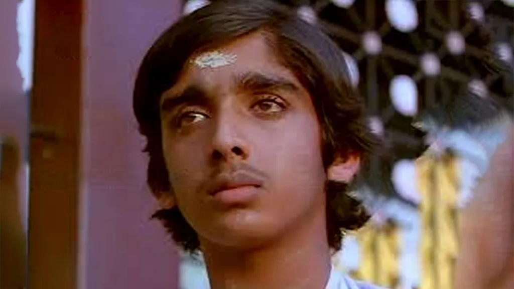 ‘നഖക്ഷതങ്ങളി’ലെ (1986) രാമുവിൻ്റെ ജീവിതം അധികാരം കൊണ്ട് വഴക്കിയെടുക്കാനും പണംകൊണ്ട് വിലയ്ക്കെടുക്കാനും വലിയവർ ശ്രമിക്കുന്നു. 