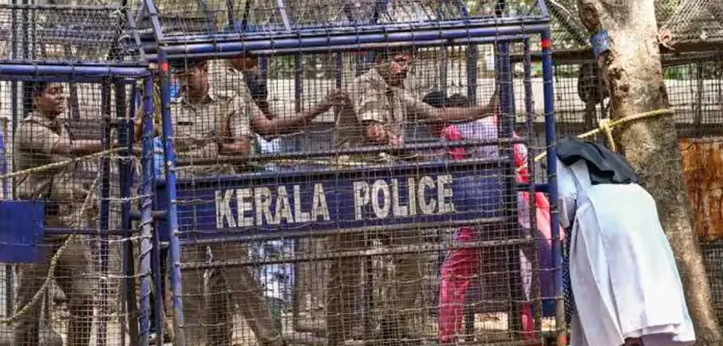 പൊലീസിനെ മാറ്റാൻ പറ്റില്ല, അയ്യോ ആവോ ഇതൊരു ബൂർഷ്വാ ഭരണഘടനയല്ലേ എന്നൊക്കെയുള്ള പതിവ് അളിഞ്ഞ ന്യായങ്ങൾ സംസ്ഥാന സർക്കാരിനും ഭരണകക്ഷിക്കും വേണ്ടി പി.ആർ. സംഘങ്ങൾ ഇറക്കുന്നുണ്ട്. 