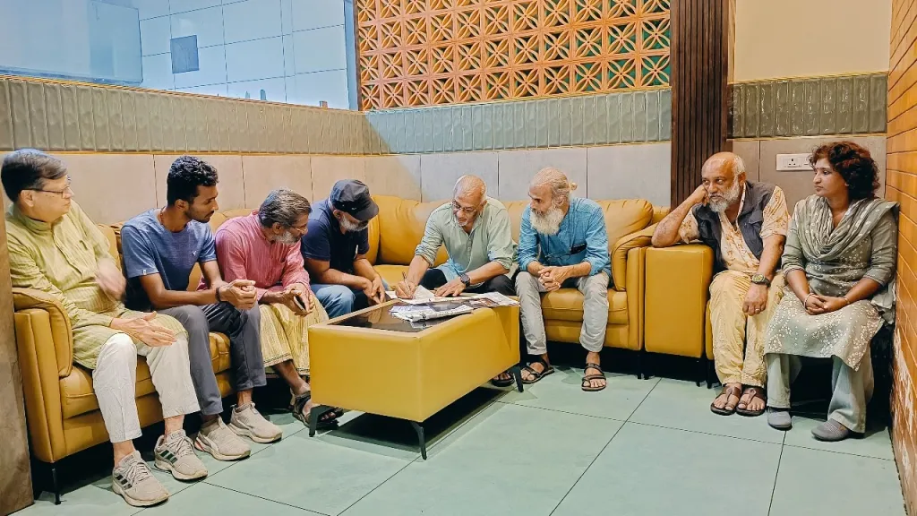 പഠനസംഘത്തിലെ ഡോ. പ്രകാശ് ഝാ, ഭരത്, ഡോ.​ ശ്രീകുമാർ, ഡോ. സി.കെ. വിഷ്ണുദാസ്, സാഗർധാര, എം.കെ. രാംദാസ്, ഡോ. സ്മിത പി.​ കുമാർ എന്നിവർ.