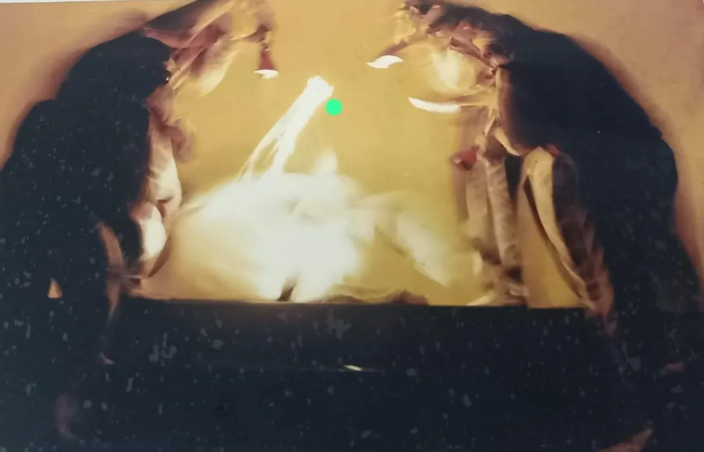 ‘മരുഭൂമിയുടെ സംഗീതം’, ഷാർജയിൽ നടന്ന അവതരണത്തിൽ നിന്ന്. റോബോട്ടിക് ഡ്രെസ്സിട്ട, സുന്ദരമായ മാസ്കിട്ട ഒരു യൂറോപ്യൻ സെവൻസ് ഫുട്ബോൾ  ടീമംഗങ്ങളെ പോലെ മണൽ കാറ്റിന്റെ പതിഞ്ഞ താളത്തിൽ മുറിയിലേക്ക് ഒന്നൊന്നായി കയറിവരുന്നേടത്താണ് നാടകം കുറച്ചു ലൗഡ് ആവുന്നതെന്നാണ് ഓർമയിൽ തെളിയുന്നത്. 