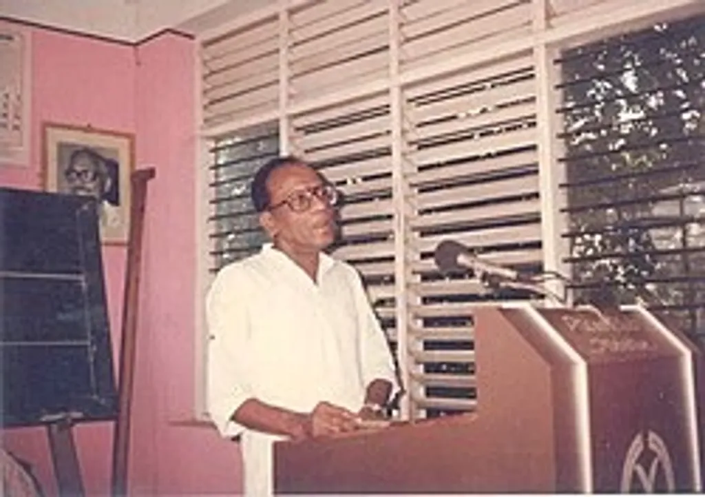 "ഗുരുവിന്റെ പ്രതിമ സ്ഥാപിക്കാൻ പണം മതി. നല്ല പണം പോലും വേണ്ട; കള്ളപ്പണം കൊണ്ടും പ്രതിമ തീർക്കാം. പക്ഷേ പ്രതിമ, ഗുരുധർമത്തിന്റെ പ്രബോധനം നടത്താൻ ശക്തമല്ല. കാലം കഴിയുന്തോറും പ്രതിമയുടെ കോലം കണ്ടാലറിയാത്തവിധം മലിനീഭവിച്ചുപോകും’’, സുകുമാർ അഴീക്കോട് പറഞ്ഞു