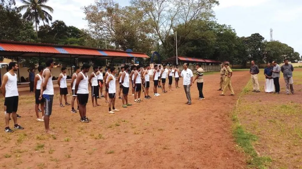 ഹവിൽദാർമാർ എന്താണ് പഠിപ്പിച്ചത്? അവർ ഗ്രൗണ്ടിൽ ഡ്രില്ലും പരേഡും പഠിപ്പിച്ചു. തോക്കുകൾ ഉപയോഗിക്കാനും പരിപാലിക്കാനും പഠിപ്പിച്ചു. കേരള പോലീസിന്റെ ഹൈറാർക്കി പഠിപ്പിച്ചു. ഇൻഡിക്കേറ്റ് ചെയ്യുമ്പോൾ അറ്റൻഷൻ ആവാനും എന്ത് ചോദ്യത്തിനും 'സർ' എന്ന മറുപടി പറയാനും പഠിപ്പിച്ചു. 