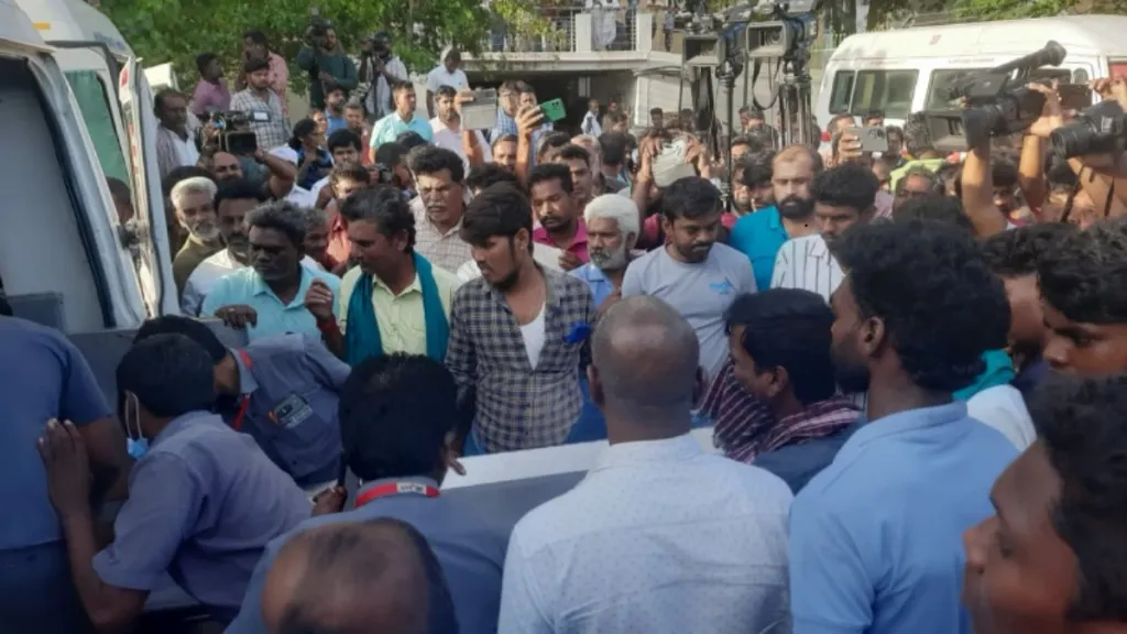 ഒരു സാധാരണ രാഷ്ട്രീയ പ്രവർത്തകൻ എന്നതിലുപരി താൻ വലിയ ആരാധകവൃന്ദമുള്ള ഒരു നടനാണെന്ന് വിജയ് മറന്നുപോവരുതായിരുന്നുവെന്ന് സോഷ്യൽ മീഡിയയിൽ വിമർശനം ഉയരുന്നുണ്ട്. 