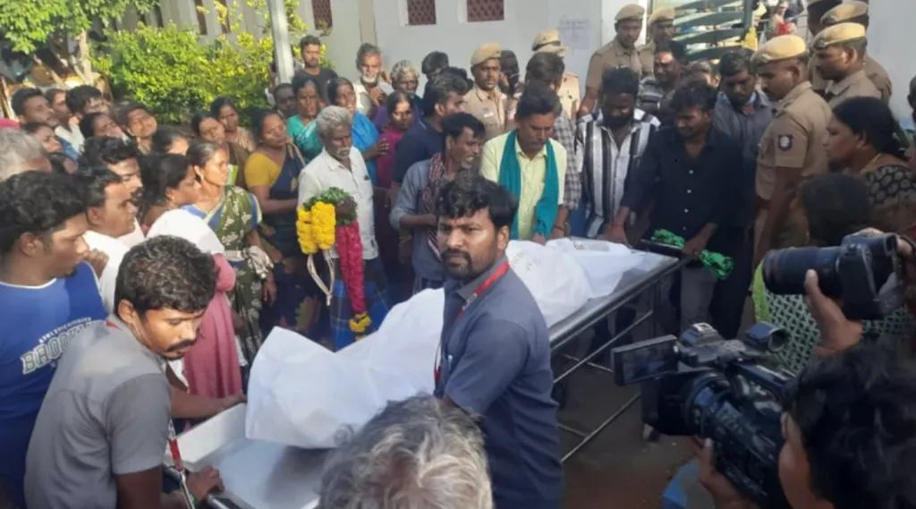 രാഷ്ട്രീയവൽക്കരിക്കപ്പെടാത്ത ആൾക്കൂട്ടം ദുരന്തമായി തീർന്നതിന്റെ സാക്ഷ്യമാണ് തമിഴ്‌നാട്ടിലെ കരൂരിൽ തമിഴ് വെട്രി കഴകത്തിന്റെ റാലിയോടനുബന്ധിച്ചുണ്ടായ തിക്കിലും തിരക്കിലും പെട്ട് പൊലിഞ്ഞ 41  മനുഷ്യ ജീവനുകൾ.